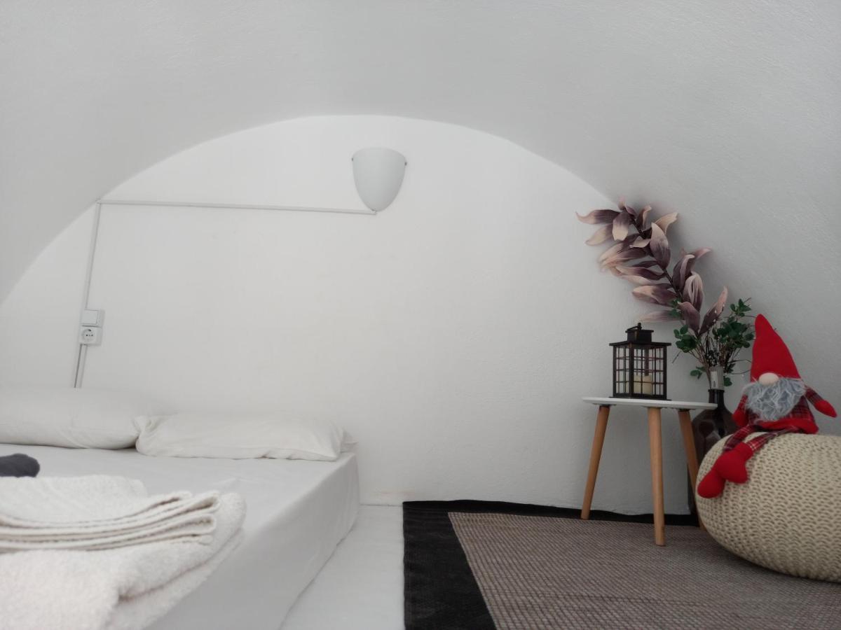 Three Harites Aparthotel Períssa Eksteriør bilde