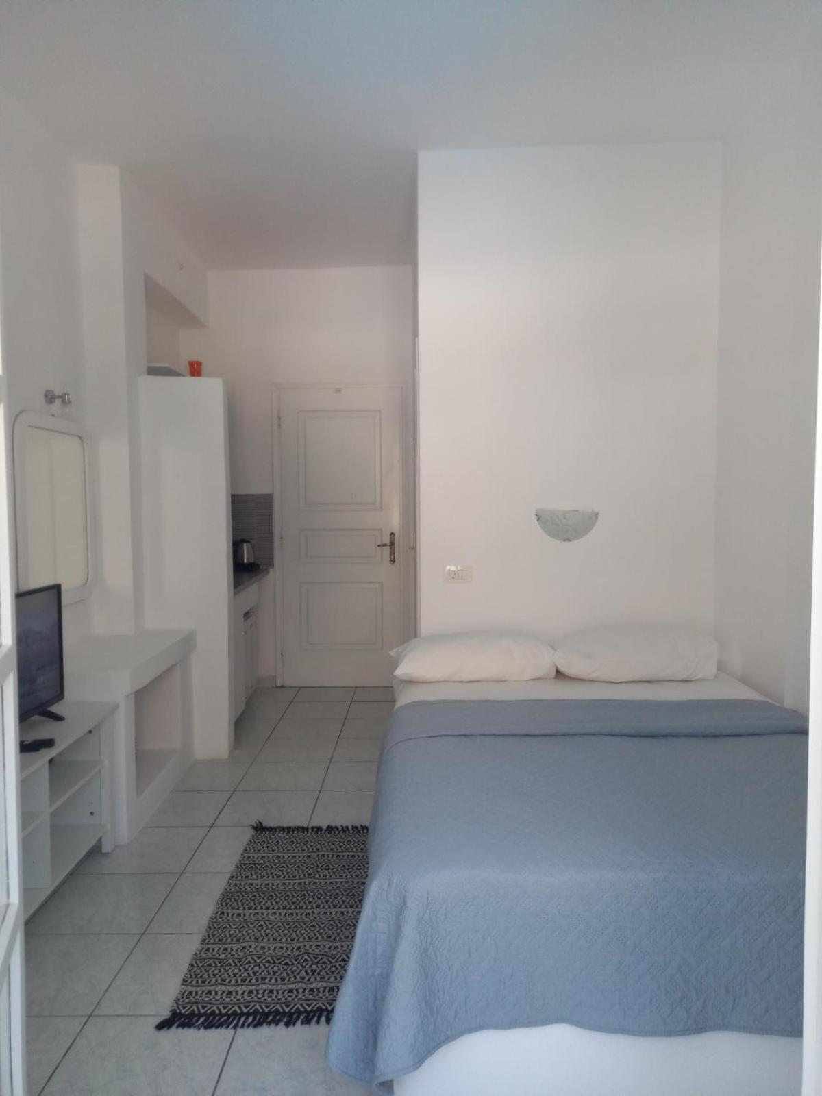 Three Harites Aparthotel Períssa Rom bilde