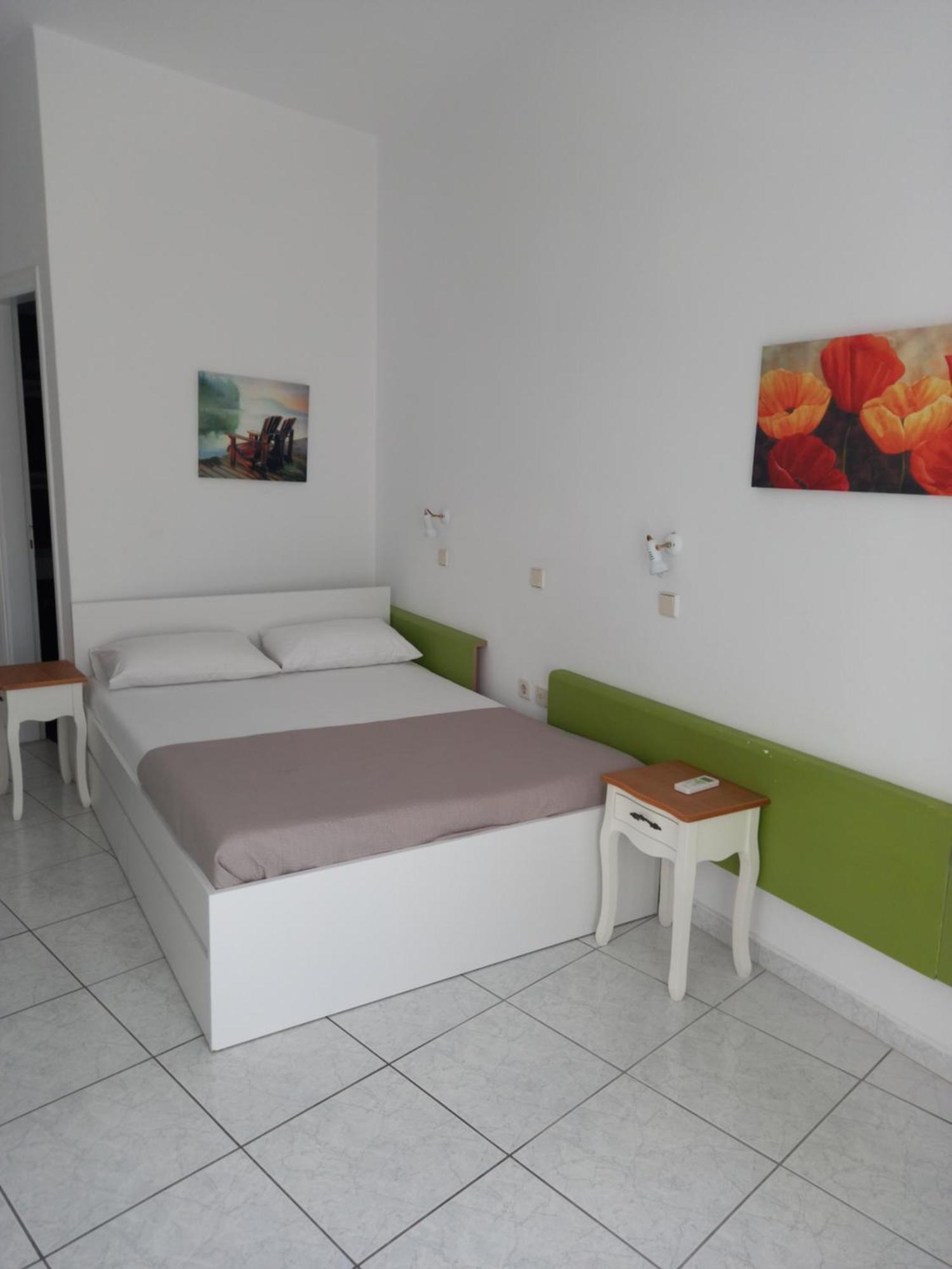 Three Harites Aparthotel Períssa Rom bilde