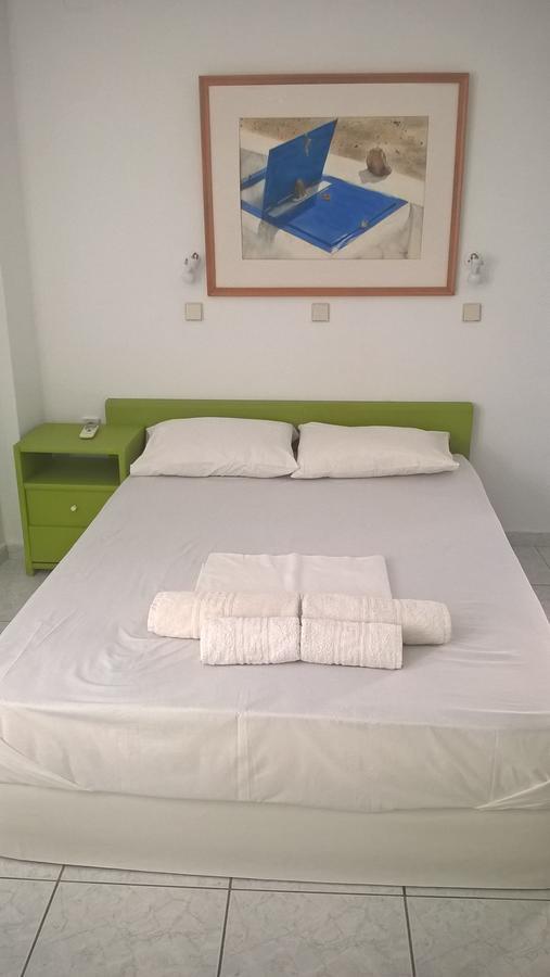 Three Harites Aparthotel Períssa Eksteriør bilde