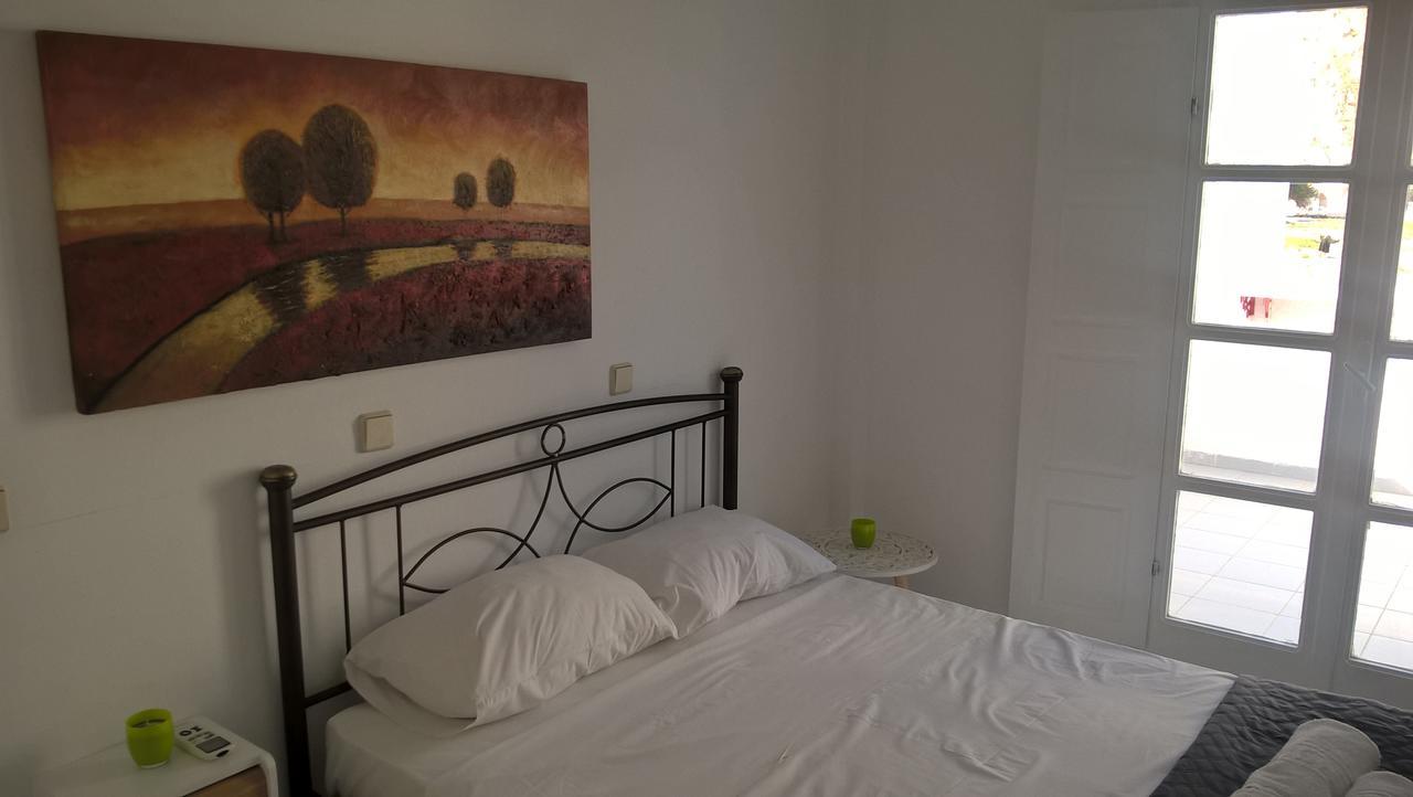 Three Harites Aparthotel Períssa Eksteriør bilde